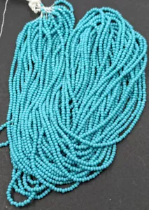 Vintage Tschechische kleine Glasperlen Undurchsichtig Türkis Teilweise Hank 12/0 - Bild 1 von 4