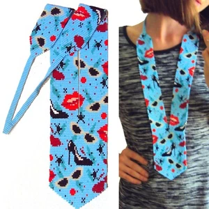 Collana Donna Blu con Labbra Rosse, Scarpe Nere, Occhiali da Sole Moda Gioielli Regalo - Foto 1 di 10