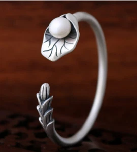 T08 Armreif Armspange Lotusblüte Blatt mit Süßwasser Perle 990 Feinsilber matt - Bild 1 von 6