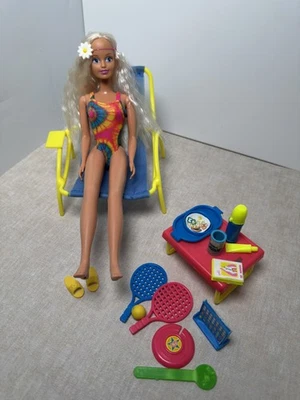 Muñeca Hasbro Sindy Paradise y conjunto divertido al aire libre  Foto 1 de 4