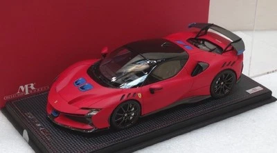 Ferrari SF90 Stradale Rosso Le Mans Mate LE 99 en escala 1:18 por MR Collection Foto 1 de 3