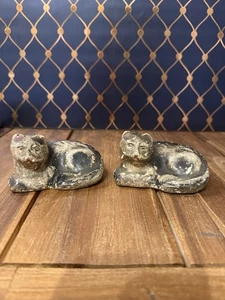Vintage Kreidegeschirr ruhende Katze Figur - 2er Set. Volkskunst - Bild 1 von 7
