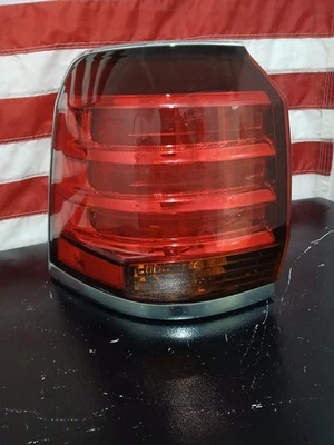 Оригинальный левый задний фонарь (со стороны водителя) для Lexus LX570 2008-2011 годов выпуска б/у - Изображение 1 из 4