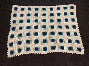 VTG Granny SQUARES Afghan HANDMADE Crochet BLANKET 44"x55" White Purple Green - Imagen 1 de 12