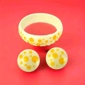 Juego de pulsera y pendientes Avon vintage blanco amarillo lunares acrílico pendientes - Imagen 1 de 7