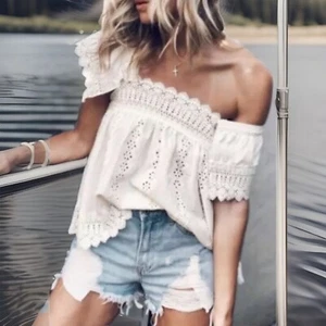 Darling Beach Scallop Lace Trim Off Shoulders Hollowed Out Designs White Top - Picture 1 of 8
