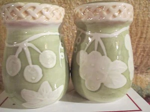 GRAPES ~  SALT AND PEPPER SHAKER - Picture 1 of 2