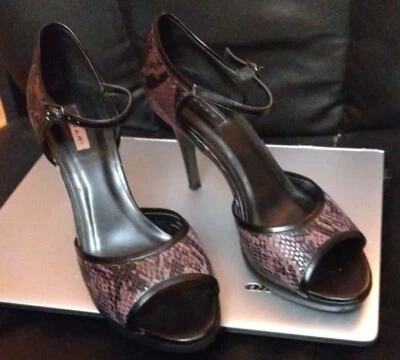 Hermosos zapatos de tacón alto Tahari de piel de serpiente punta abierta/usados. Ver fotos Foto 1 de 4