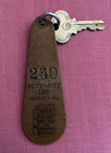 Rare - Community Inn #260 - Linge en lin clé de porte de chambre - Hershey, PA- Chocolat