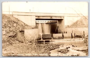 Eldora Iowa ~ Pine Lake Dam & Bridge ~ Ansicht @ Base ~ 1930er RPPC - Bild 1 von 2