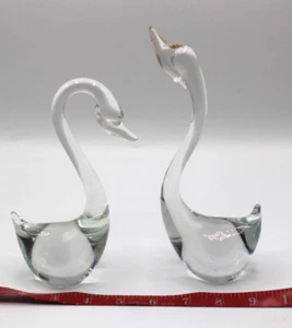 Un par de estatuillas artísticas de cisne de cuello largo de vidrio - Imagen 1 de 9