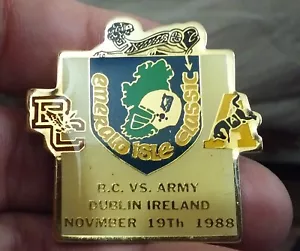 Boston College vs Ejército Juego de Fútbol en Dublín Irlanda 1988 Pin Insignia Tiene un error tipográfico - Imagen 1 de 1