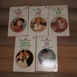 1970s Vtg Harlequin Romance Book Lot Of 5 Red Edge # 106 # 109 # 113 # 157 # 245 - Foto 1 di 12
