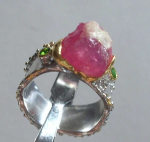 CeS Ring mit einem rohen Rubin Kristall und Chrom Diopsid, Chromdiopsid - Bild 1 von 1