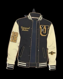 2024 Universal Studios Pin Varsity Jacket 1912 Collector Exclusive Pin - Bild 1 von 3