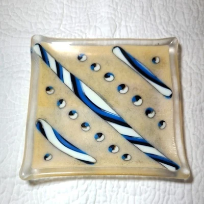 Placa artística de vidrio fundido con detalles en azul y blanco Foto 1 de 3