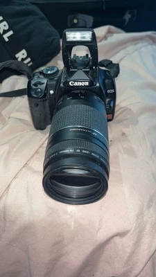 Cámara digital Canon DS126151 EOS Rebel XTi con accesorios caja cargador batería Foto 1 de 4