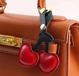 SCHLÜSSELANHÄNGER ROTE LEDER HERZ KIRSCHEN ANHÄNGER TASCHENSCHMUCK TASCHENHÄNGER - Bild 1 von 4