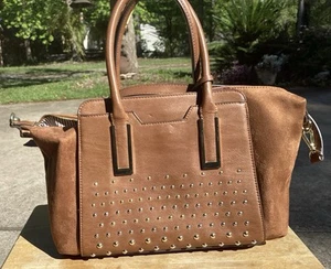 "Bolso de hombro de gamuza marrón Nine West 13"" X 10"" X 4""" - Imagen 1 de 7