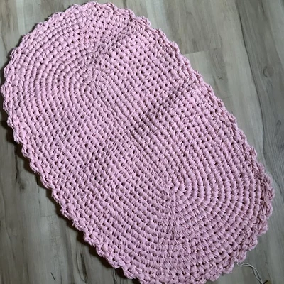 Rag Rug Handmade 20 x 32 Solid Pink Cotton Scalloped Edge - Image 1 of 4