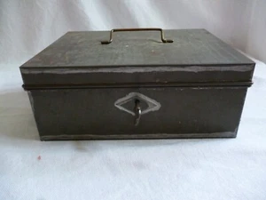 Caja de dinero de chapa de zinc de los años 20 con llave - Imagen 1 de 9