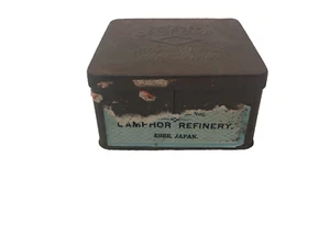 REFINERÍA DE ALCANFOR CUADRADA ENVEJECIDA LATA DE METAL EN RELIEVE CON TAPA—KOBE JAPÓN - Imagen 1 de 7