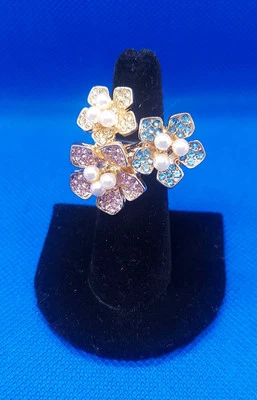 Anillo de cóctel MONET tono dorado perlas de imitación y pedrería, tamaño elástico Foto 1 de 4