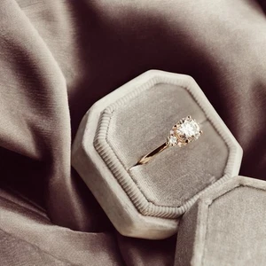 Anillo de boda de oro amarillo de 14 k de corte redondo de diamantes de 0,25 quilates con montura semi montada para mujer - Imagen 1 de 7