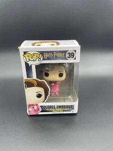 Funko POP! Harry Potter Dolores Umbridge #39 Vinyl Figur BESCHÄDIGTE BOX SIEHE BILDER - Bild 1 von 6
