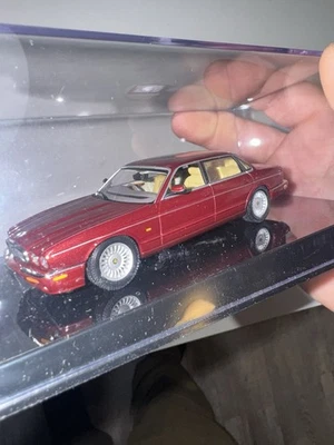 AUTOART 53572 'JAGUAR XJ8' ROJO OSCURO. 1:43. Muy bonito Foto 1 de 4