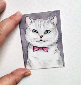 Aceo original art. Portrait of a white cat with green eyes and a red bow 2.5x3.5 - Picture 1 of 8