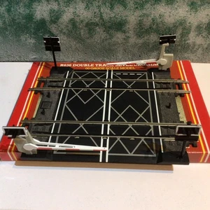 Doppel Hornby Bahnübergang Spur 00 mit Auslegern und Warnblinkern. Originalverpackt. - Bild 1 von 4