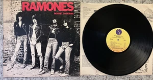 Ramones – Rocket To Russia ; 1977 LP 1ST PRESS W/SLEEVE VG++ - Imagen 1 de 2