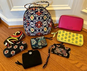 Vera Bradley Lote de 8 - Bolsa de almuerzo, 2 estuches para vasos y carteras con cremallera LEER MÁS - Imagen 1 de 11