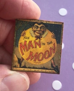 Puppenhaus Miniatur Vintage Spielbrett Spielzeug 1:12 Antik MAN IN THE MOON Schild - Bild 1 von 3