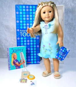 American Girl Pleasant Company PUPPE KAILEY + Treffen Outfit Zubehör Schmuck BOX - Bild 1 von 11