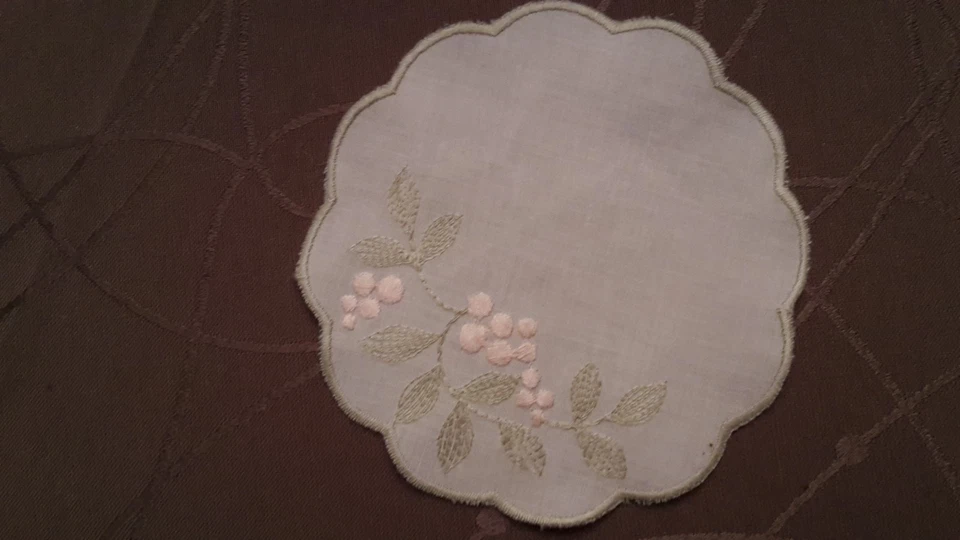 PETIT NAPPERON BRODE - DIAMETRE 14 CM - Photo 1/1