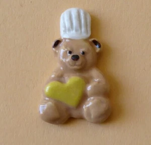 Fève artisanale L' Amikaël - Pâtisserie Riss : Ours Ourson Pâtissier Cœur jaune - Foto 1 di 1