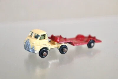 BENBROS MIGHTY MIDGET BEDFORD LOW LOADER LORRY BEIGE with RED TRAILER 1og - Image 1 of 4
