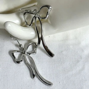 Silberfarbene Schleife Ohrhänger - modernes minimalistisches Design, leicht - Bild 1 von 8