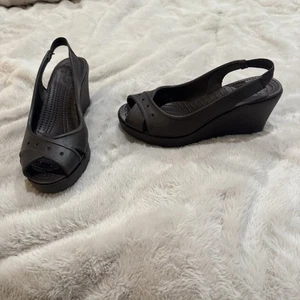 Crocs Farrah Damen-Sandalen 8 Fersenriemen Keilabsatz zehenfrei braun Croslite - Bild 1 von 8