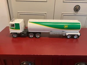 Remolque cisterna Ertl BP tractor semi 1/25 en excelente estado 19,5” de largo. - Imagen 1 de 13