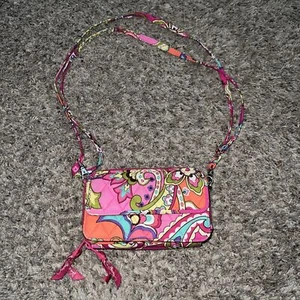 Portafoglio Vera Bradley a tracolla con zip rosa floreale 6 1/2 x 4 - Foto 1 di 6