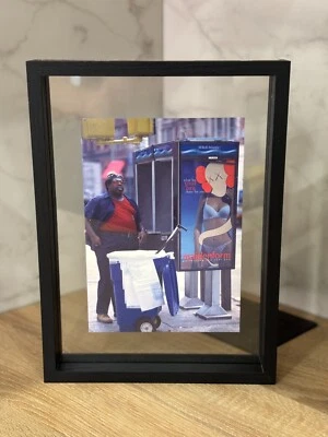 Tarjetas postales con fotos enmarcadas de Kaws Foto 1 de 3