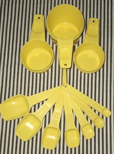 VTG SET OF 10 +D RING TUPPERWARE DAFFODIL YELLOW PLASTIC MEASURING SPOONS & CUPS - Picture 1 of 6