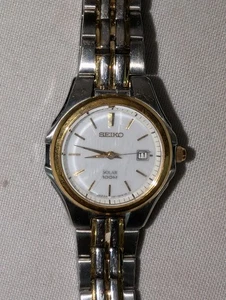 Reloj Solar Seiko Damas Dos Tonos con Esfera Blanca Día-Fecha 100M V137-0BM0 - Imagen 1 de 5