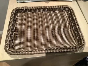Cesta de mimbre de polietileno bandeja poco profunda imitación ratán tejido fruta cesta de almacenamiento de alimentos - Imagen 1 de 2