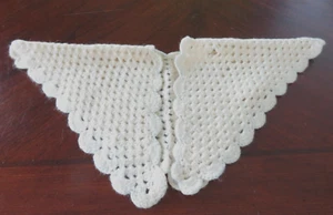 VINTAGE HANDMADE WOOL BABY SHAWL CREAM COLOR BLUE BORDER - Picture 1 of 3