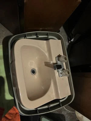 Fregadero de baño grúa vintage Mid Century cerámica 20x19 con carcasa rosa nuevo de stock antiguo 292-23E Foto 1 de 2