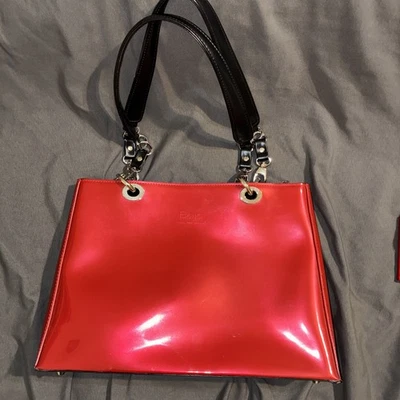 Bolso de mano beijo de charol rojo con bolsa para el polvo, correas adicionales Foto 1 de 4